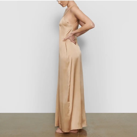 Skims SILK LONG SLEEP SLIP in HONEY - Picture 4 of 7